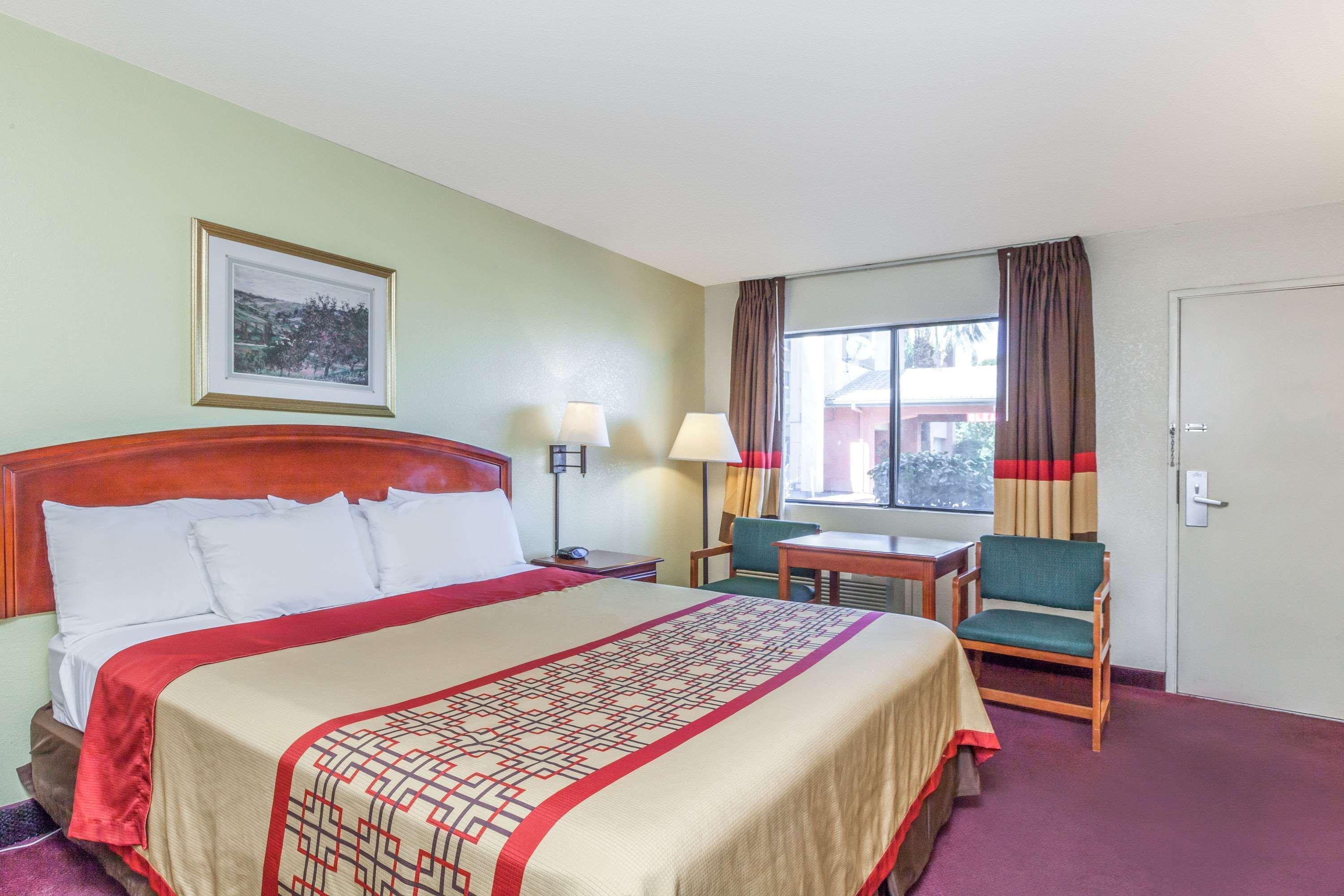 Super 8 By Wyndham Bakersfield/Central Exterior foto